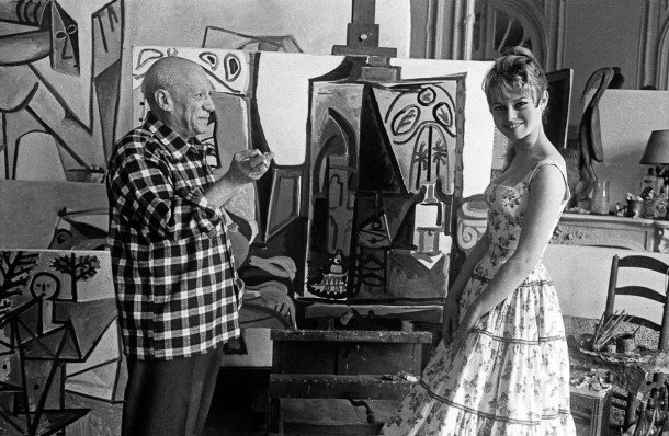 Brigitte Bardot et Pablo Picasso dans l'atelier de la villa "Californie" a Cannes en 1956 pendant le festival de Cannes Neg:CX24335--- Brigitte Bardot and Pablo Picasso during Cannes festival 1956 in villa "Californie" in Cannes